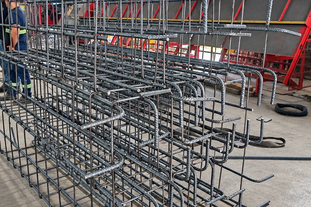 Armaduras de ferralla elaborada apiladas en la nave, listas para salir a obra.