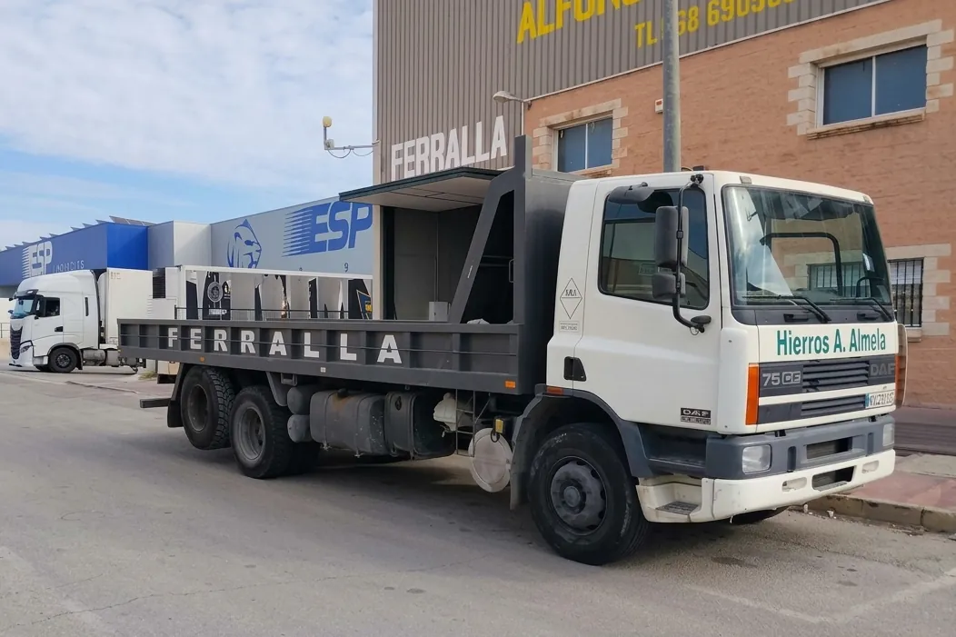 Camión de Hierros A. Almela con la caja rotulada «FERRALLA», delante de la nave en Ceutí.